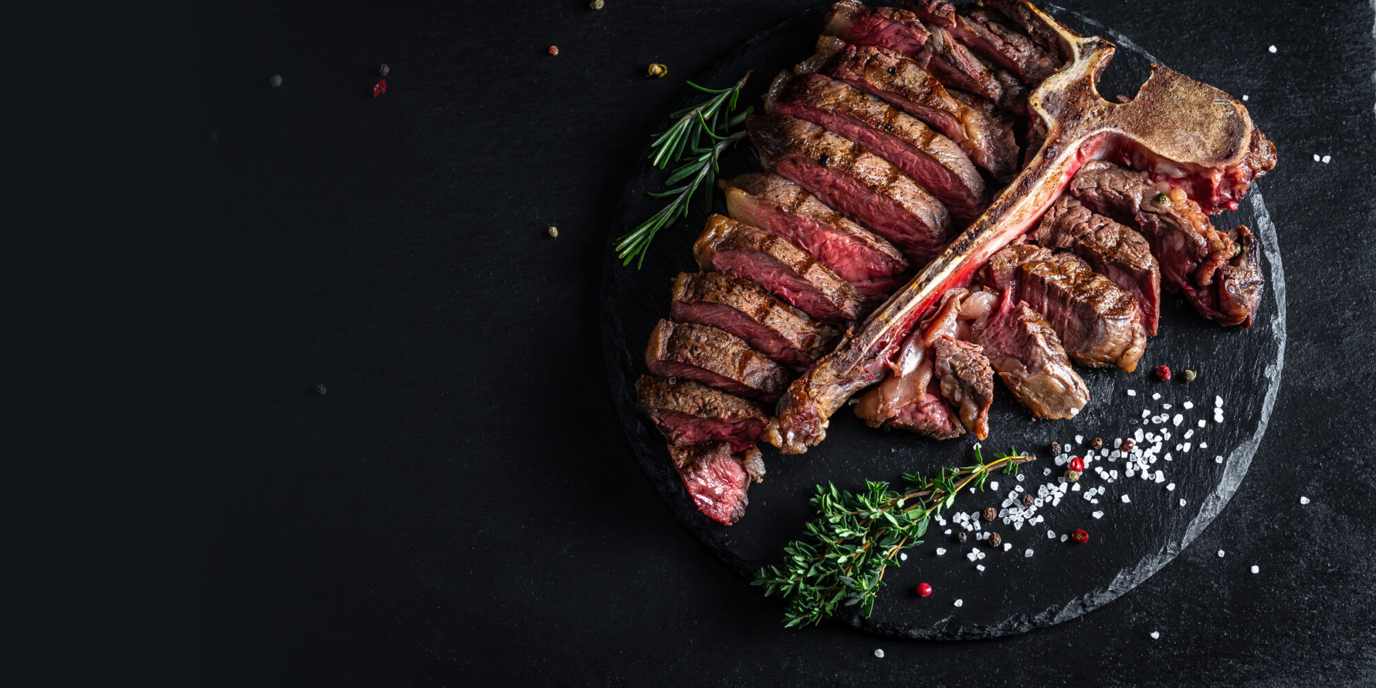 Ein Edelstück vom Rind aufgeschnitten auf einer Schiefertafel serviert