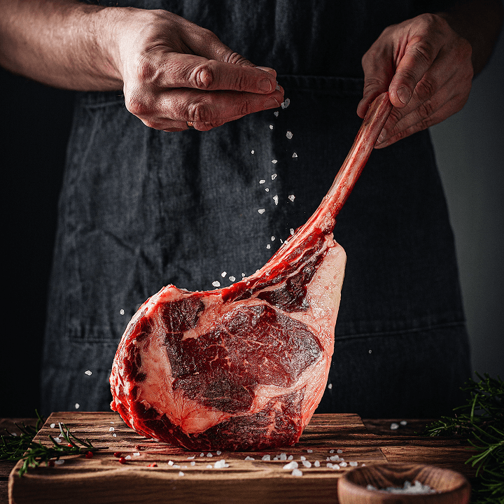 Eine besondere Fleischspezialität vom Rind wird gewürzt