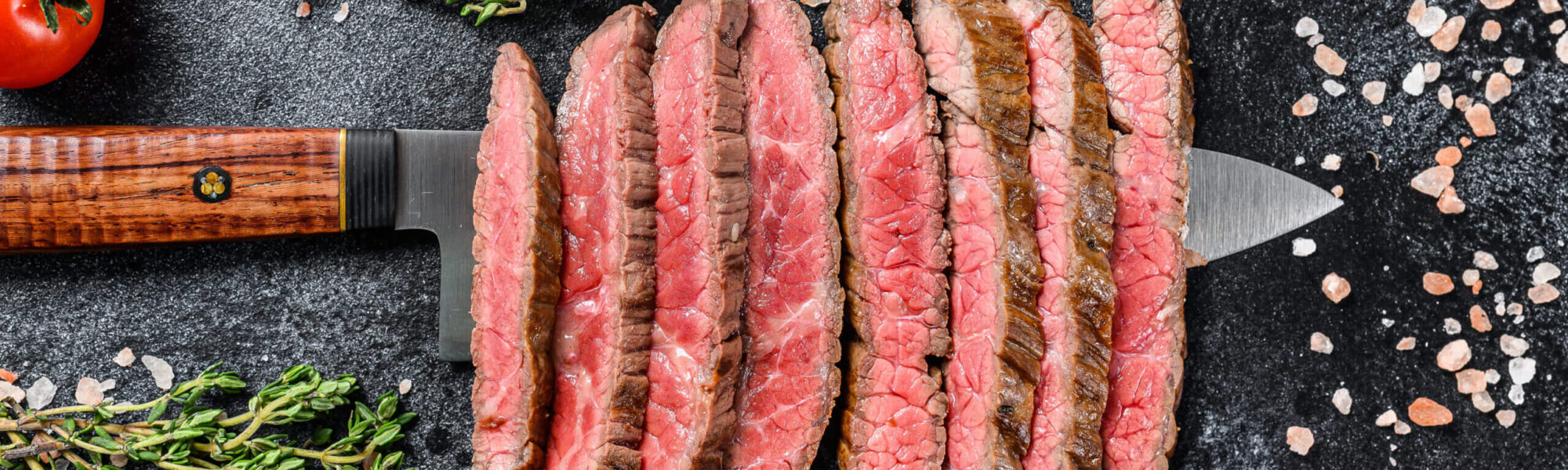 Ein fein marmoriertes Fleischstück in Scheiben geschnitten serviert