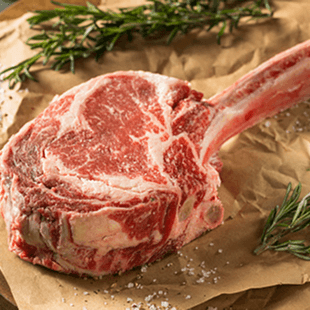 Eine rohe Fleischspezialität auf Packpapier