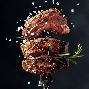 ein geschnittenes Filetstück vom Rind auf einer Gabel arrangiert