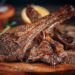 Eine gegrillte Fleischspezialität auf einem Holzbrett