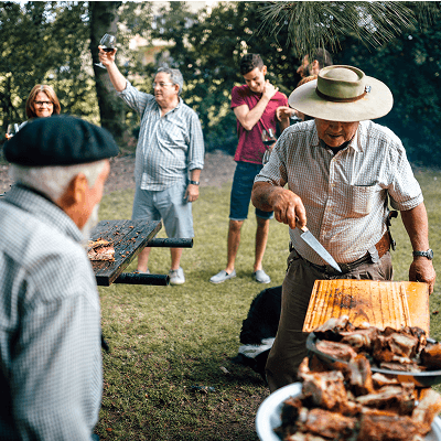 Eine Gruppe von Personen grillt im Freien in Argentinien