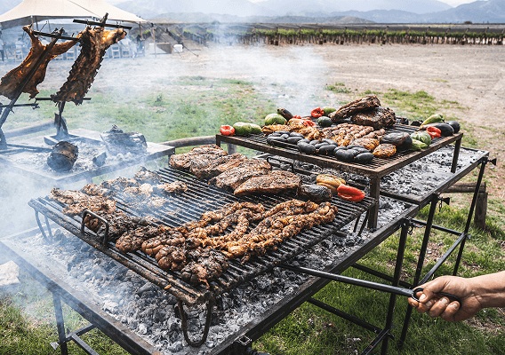 Eine Grillsituation in Argentinien direkt im Freien mit verschiedensten Spezialitäten am Grill