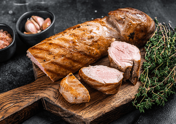 Ein Filetstück auf einem Holzbrett ansprechend serviert