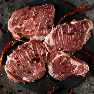 Ein Arrangement aus vier rohen Fleischfilets