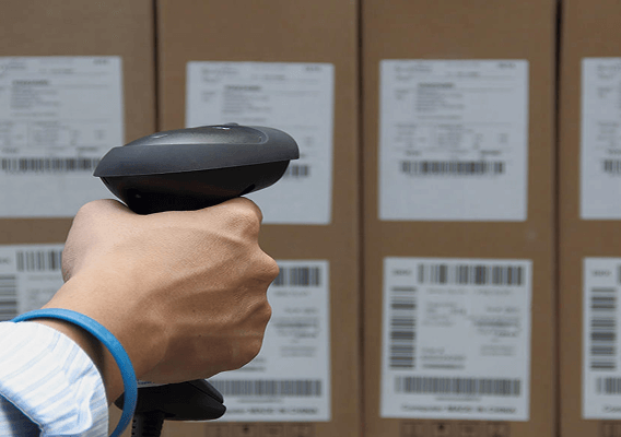 Ein Mitarbeiter scannt Pakete