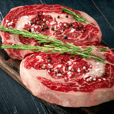 Zwei rohe Fleischspezialitäten vom Rind