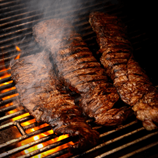 Eine Fleischspezialität am Grill