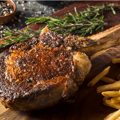 Eine gegrillte Fleischspezialität aus den USA mit Pommes frites serviert