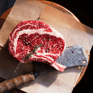 Eine rohe Fleischspezialität auf einem Brett serviert